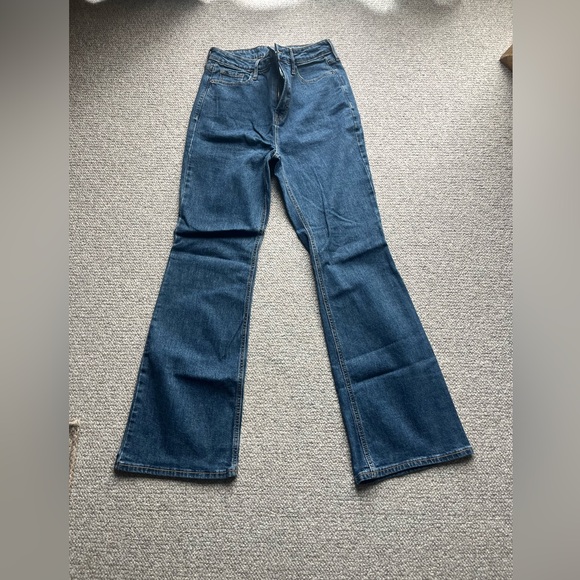 Old Navy High-Rise Flare Jeans 8 - Picture 1 of 4